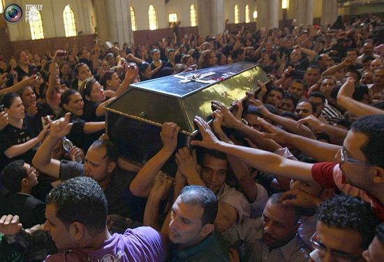 Похороны одного из погибших во время протестов коптов-христиан, 10 октября 2011. REUTERS/Amr Abdallah Dalsh