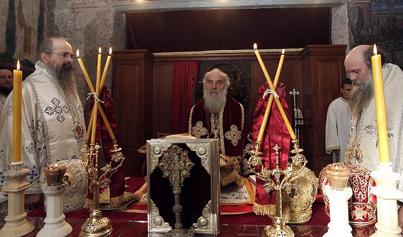За Божественной литургией. Святейший Патриарх Сербский Ириней с епископами Рашко-Призренским Феодосием и Липлянским Иоанном