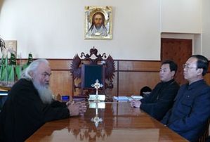 Митрополит Владивостокский и Приморский Вениамин принимает делегацию в своем рабочем кабинете