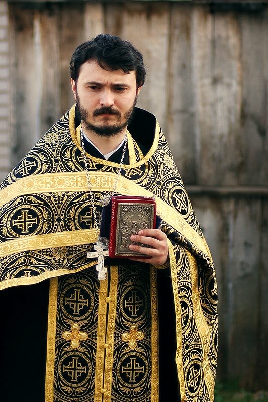 Священник. Фото: Александр Осокин