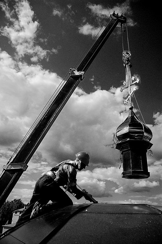 Установка купола. Фото: Александр Осокин