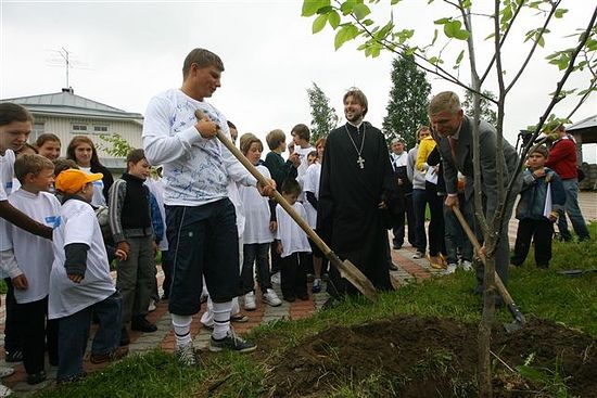 Посадка деревьев в Детской Деревне СОС