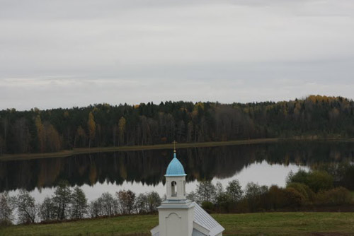 Монастырь, которому принадлежит скит, один из самых молодых в России. Монастырский храм над озером 
