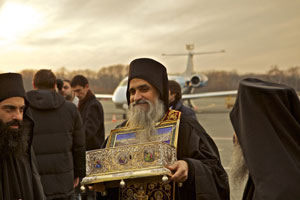 Встреча святыни в аэропорту Владивостока. Фото с официального сайта Владивостокской епархии
