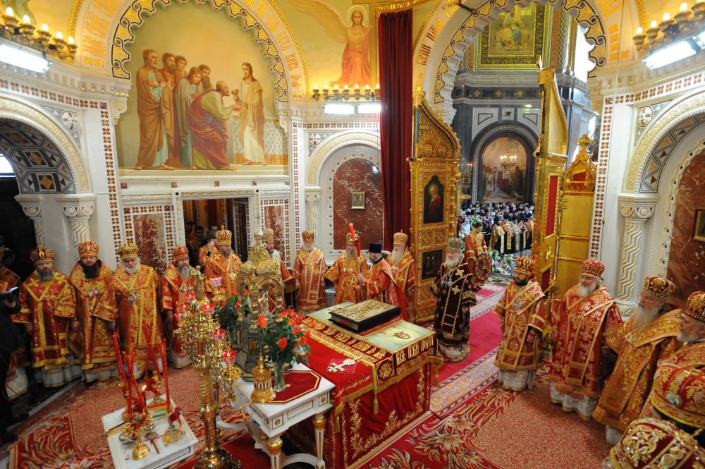 В алтаре храма Христа Спасителя. Фото: Виктор Корнюшин