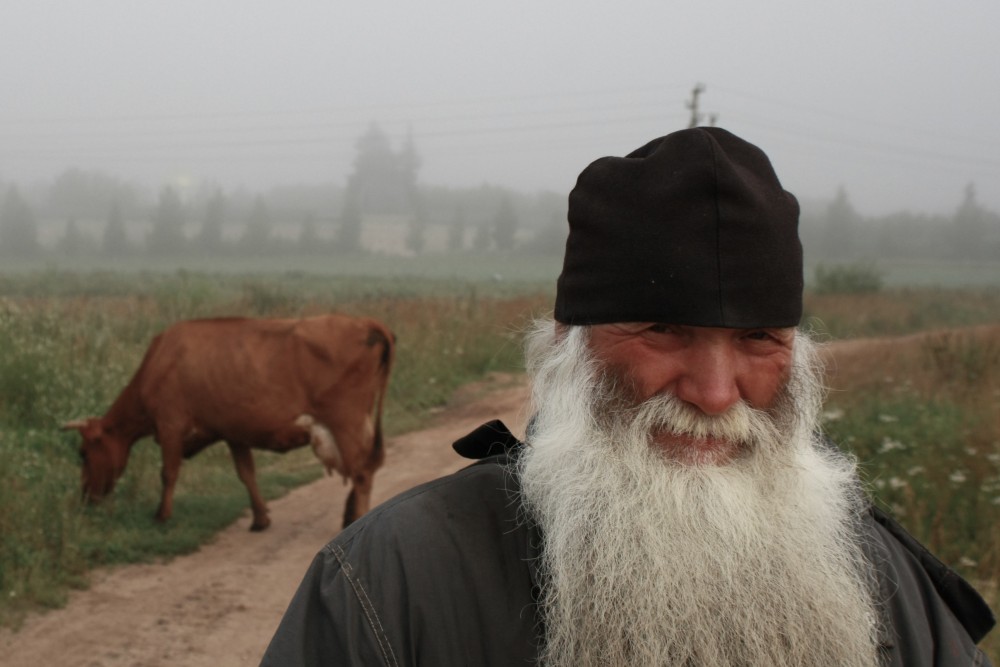 Монах на послушании. Фото: Антон Камальдинов