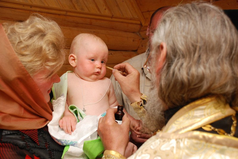 Будни отца Анатолия. Крещение младенца. Фото: Антон Поспелов
