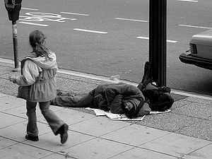 Точное количество бездомных в Москве неизвестно. Эксперты считают, что от 10 000 до 50 000. 