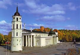 Кафедральный собор Вильнюса. Теперь в городе подавать милостыню можно только в костелах, храмах и на специальных мероприятиях.