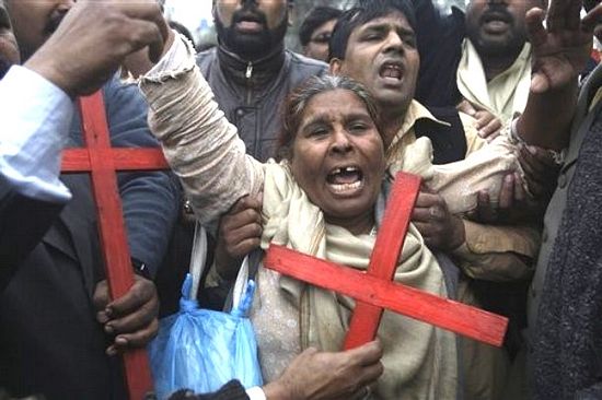 Толпа более чем в 350 мусульман напала на христиан пакистанского города Гуджранвала, штат Пенджаб, во вторник, 30 апреля 2011 года, после того, как двое христиан, отец и его маленький сын были обвинены в богохульстве. Христиане протестуют против насилия. 