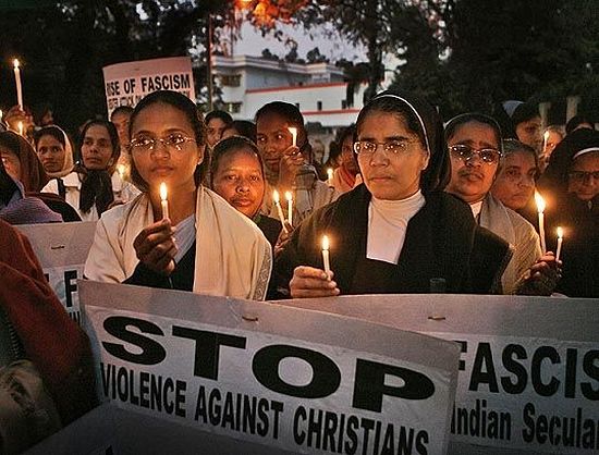 Индия. "Остановите насилие против христиан", написано на плакате, который держат девушки.