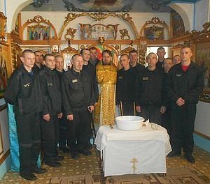 Председатель тюремного отдела Барнаульской епархии иерей Вячеслав (Данькин) со своей паствой.