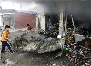 После погрома в Закхо: дети пытаются навести порядок в сожженном магазине