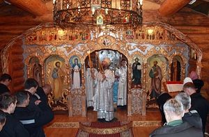 Иоанн, архиепископ Йошкар-Олинский и Марийский, совершает первую Божественную литургию в храме иконы Божьей Матери «Достойно есть» в ИК-4. Сентябрь 2011 г. 