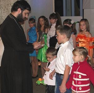 Дети получили в дар иконки Пречистой Богородицы, освященные в дни недавнего принесения святыни в город Ставрополь.