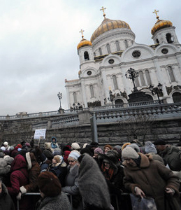 Очередь к храму Христа Спасителя в дни пребывания в Москве пояса Пресвятой Богородицы 