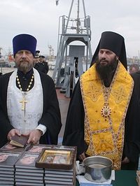 Слева направо: протоиерей Димитрий Солонин, благочинный Гайского округа, и епископ Орский и Гайский Ириней на борту «Орска».