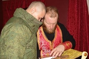 «250 человек из 280 присутствовавших на беседе с личным составом пришли на богослужение», – говорит настоятель храма Плесецка протоиерей Артемий Эмке.