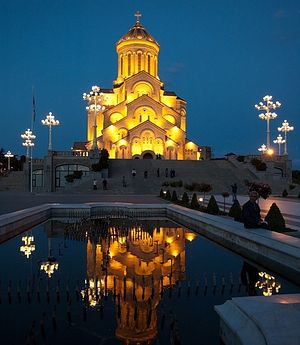 Кафедральный собор Пресвятой Троицы в вечернем освещении. г.Тбилиси.