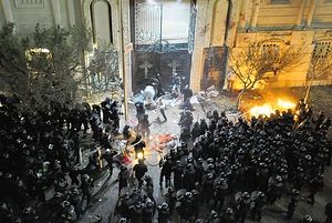 У атакованной церкви Всех Святых в Александрии, 1 января 2011 г. Фото: Reuters