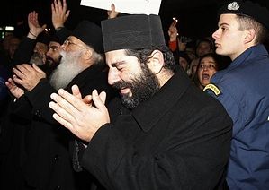 Греческие монахи у здания суда, вынесшего решение о заключении под стражу архимандрита Ефрема. 27 декабря 2011 г. 