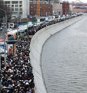 Патриарх особо отметил личный вклад начальника московской полиции в обеспечение правопорядка в дни пребывания в Москве Пояса Пресвятой Богородицы, очередь к которому в отдельные дни достигала 6 км