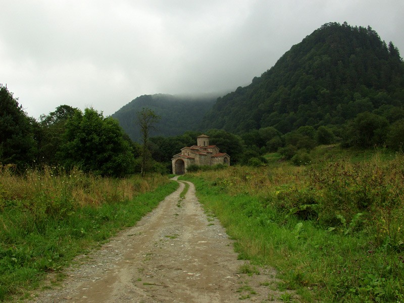 Собор в честь святого великомученика и Победоносца Георгия, Х век (дорога к храму). КЧР. Ущелье реки Большой Зеленчук