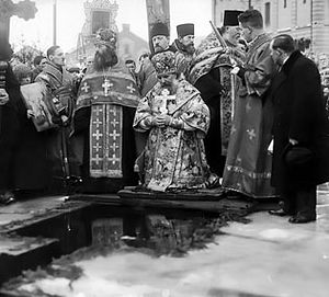 Владыка Иоанн (Поммер) у иордани на реке Даугаве.