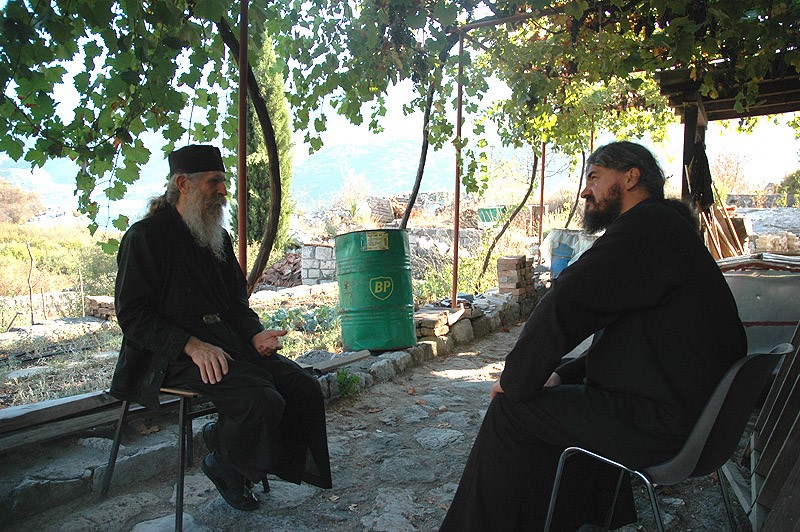 Старчева Горица. Монах Григорий и иеромонах Кирилл беседуют после литургии. Фото: иеромонах Игнатий (Шестаков)