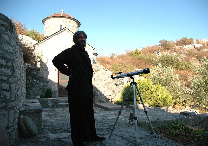У телескопа. Иеромонах Кирилл. Фото: иеромонах Игнатий (Шестаков)