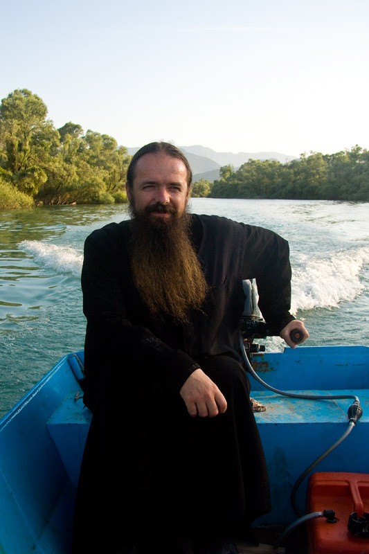Иеромонах Петр (Драгойлович) - игумен Враньины. Передвигаться приходится чаще всего по воде. Фото: Карина Дрыганова