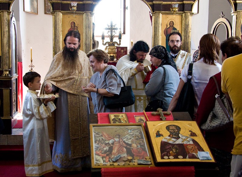 По воскресным дням и праздникам в монастырь приезжает много верующих. Фото: Карина Дрыганова