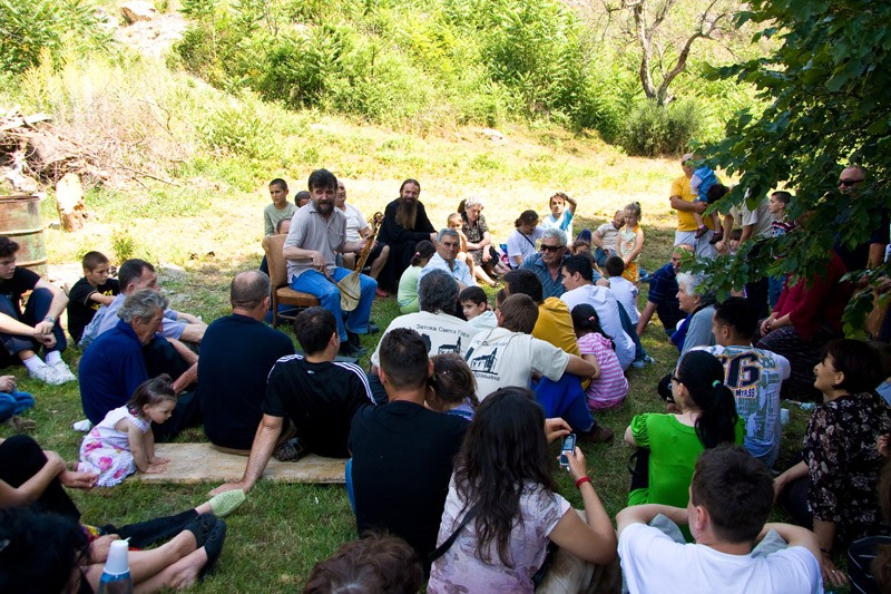 Народный сбор. Гусляр.. По воскресным дням и праздникам в монастырь приезжает много верующих. Фото: Карина Дрыганова