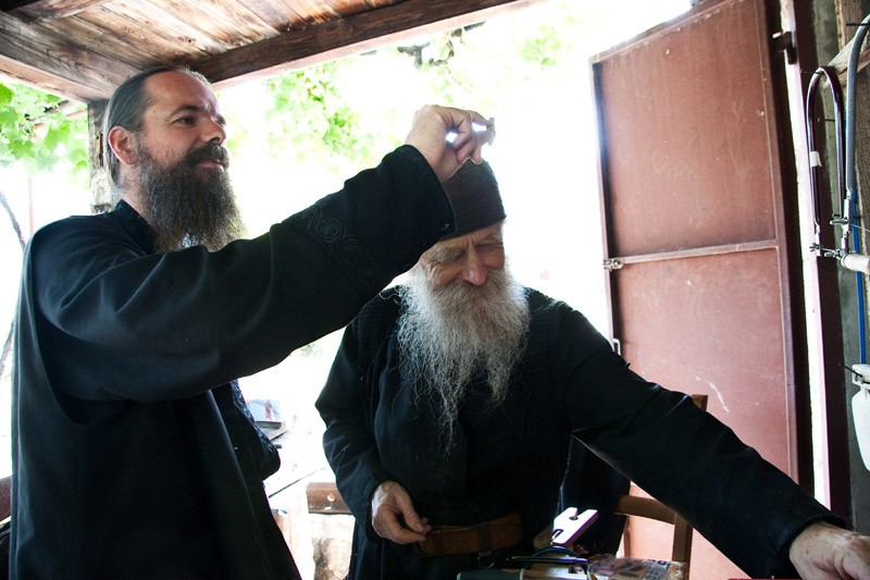 Работа мастера. Отец Григорий вырезает деревянные кресты.Фото: Карина Дрыганова