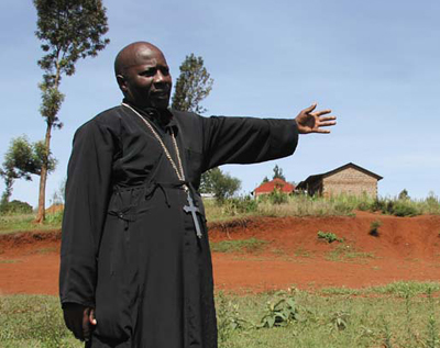 На этом месте, показывает отец Филипп, ученики уже гоняют мяч на переменах. Но когда-нибудь здесь появится настоящая спортивная площадка