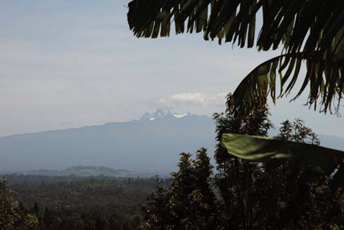 Со школьного двора открывается великолепный вид на гору Кения. Однако снежная вершина этой горы видна не всегда: нередко гору окутывает плотный слой тумана. В этом случае местные жители говорят: «гора Кения прячется от приезжих»