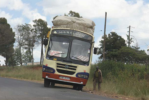 В Кении почти нет железных дорог. Между городами курсируют огромные автобусы, похожие на вьючных мулов