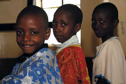 Появление в этих краях белого человека (на суахили «мзунгу») может развеселить даже алтарника!