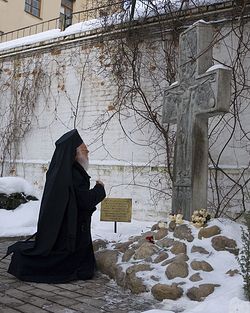 Загрузить увеличенное изображение. 533 x 800 px. Размер файла 151005 b.  Архиепископ Тиранский и всей Албании Анастасий перед поклонным крестом у входа в Сретенский монастырь