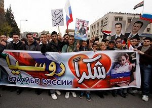 Жители Дамаска 7 февраля 2012 года приветствуют российскую делегацию после наложения вето на резолюцию по Сирии в СБ ООН. 