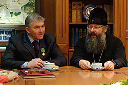 Митрополит Кирилл наградил начальника ГУФСИН по Свердловской области Сергея Худорожкова медалью Святого Праведного Симеона Верхотурского