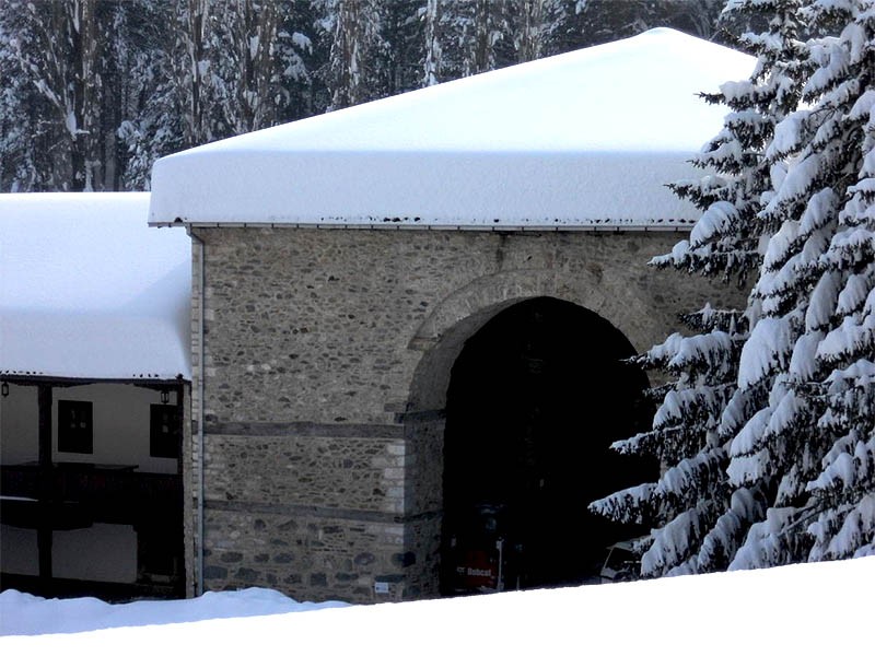 Высокие Дечаны в снегу