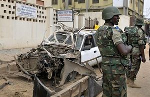 Солдат стоит на посту у взорванного автомобиля. 19 февраля 2012 г. Фото: REUTERS/Afolabi Sotunde