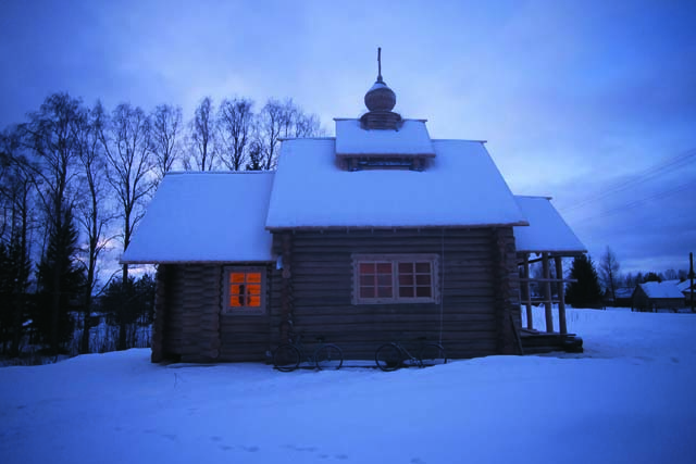 Новая деревянная церковь в деревне Усачево - находится в процессе отделки и пока не освящена