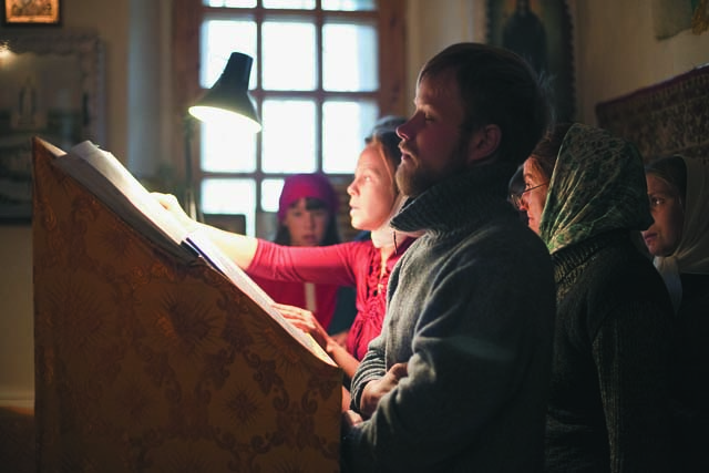 Аня Серебренникова и другие певчие на клиросе храма Иоанна Предтечи в Каргополе