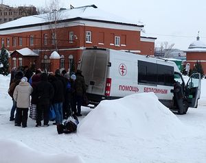 Сотрудники службы помощи бездомным оказывают помощь во время выездного рейда. Фото: Диакония.Ru