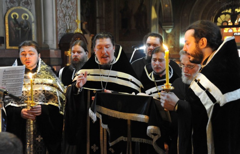 Хор духовенства Собора исполняет кондак Канона, регент - настоятель Собора протоиерей Игорь Олжабаев