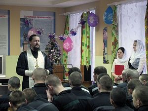 Соавтор программы курса, иеромонах Даниил (Плотников) в воспитательной колонии.