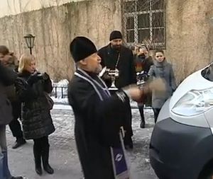 Руководитель отдела по благотворительности Санкт-Петербургской епархии протоиерей Александр Степанов освящает «Автобус милосердия»