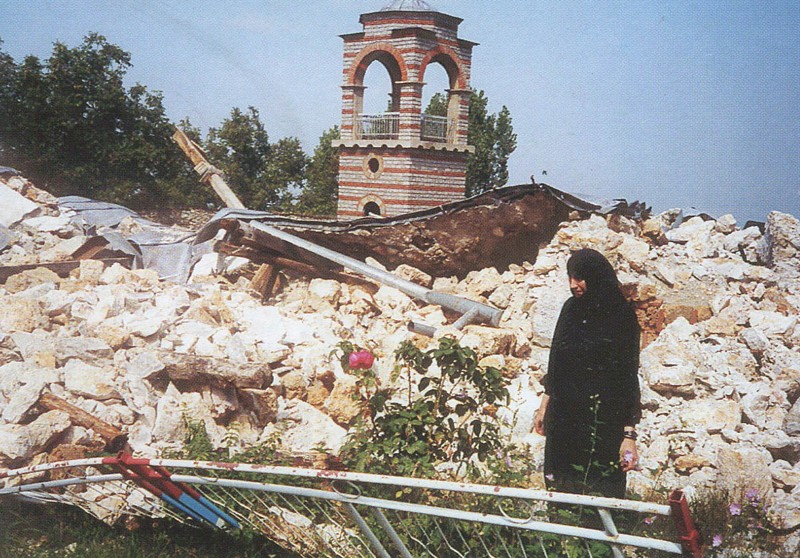 Косово и Метохия: поруганные святыни.  Монастырь Святой Троицы был основан в в XIV в.   В 1999 году, еще до начала агрессии НАТО, здесь подвизались восемь монахинь. В июне 1999 года после подписания Кумановских соглашений сербские армия и полиция покинули Край, а со стороны Албании сюда хлынули боевики Армии освобождения Косова (UCK), развернувшие террор в отношении сербского населения и его святынь.   Нападение на обитель могло произойти в любой момент. 12 июня 1999 года в монастыре была совершена последняя Божественная литургия. Сестры причастились и по благословению своего епископа были эвакуированы в монастырь Грачаницу, успев забрать святые мощи и антиминс. В тот же день сербское население села Мушучиште покинуло родной край, спасая свои жизни. Вскоре албанские боевики сожгли село вместе с древним храмом Богородицы Одигитрии (XIV в.), а затем разгромили и монастырь Святой Троицы. Монастырский храм был взорван. Предпринимавшиеся на протяжении двенадцати лет попытки посетить поруганную святыню были связаны с опасностью. Сейчас обитель все еще лежит в руинах.  